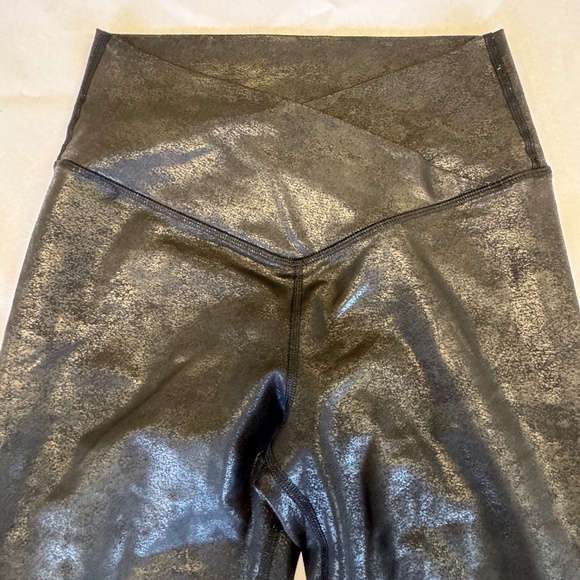 OFFLINE By Aerie Hugger Crackle Crossover Legging Black Size M - Picture 7 of 11